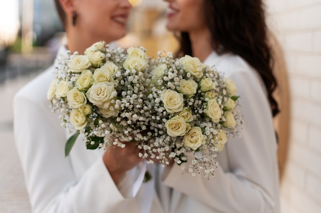 Bezpłatne zdjęcie widok z boku kobiety biorące ślub