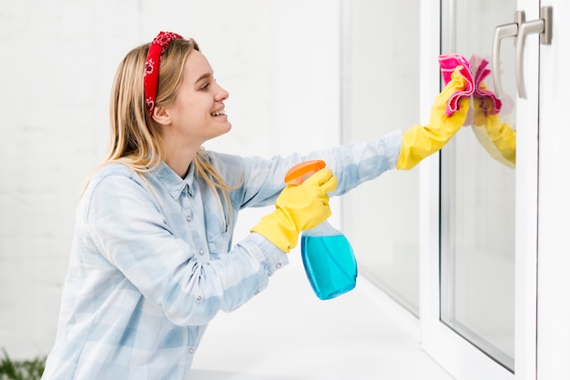 Widok z boku kobiety do czyszczenia okien