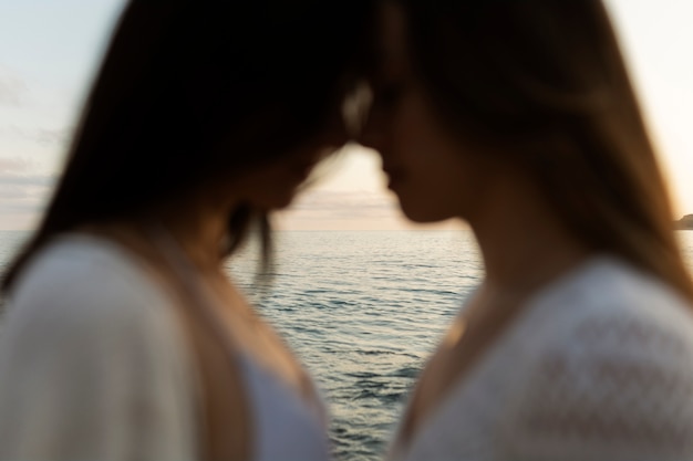 Bezpłatne zdjęcie widok z boku kobiety pozują nad morzem