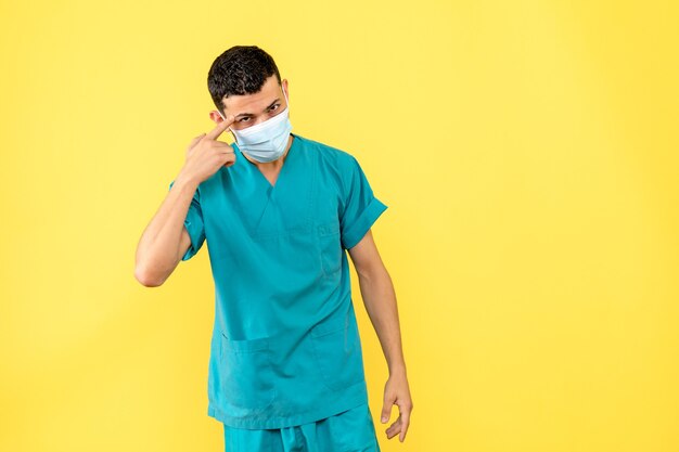 Widok z boku, lekarz w masce, lekarz namawia ludzi do zachowania ostrożności podczas pandemii