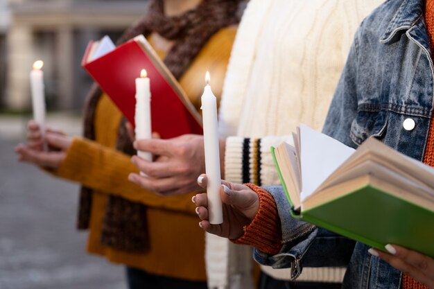 Widok z boku ludzi trzymających świece