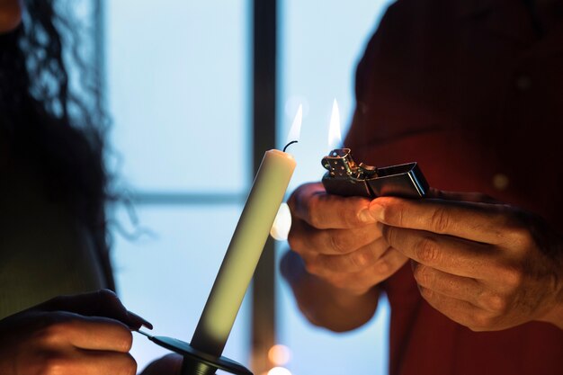 Bezpłatne zdjęcie widok z boku ludzi ze świecą i zapalniczką