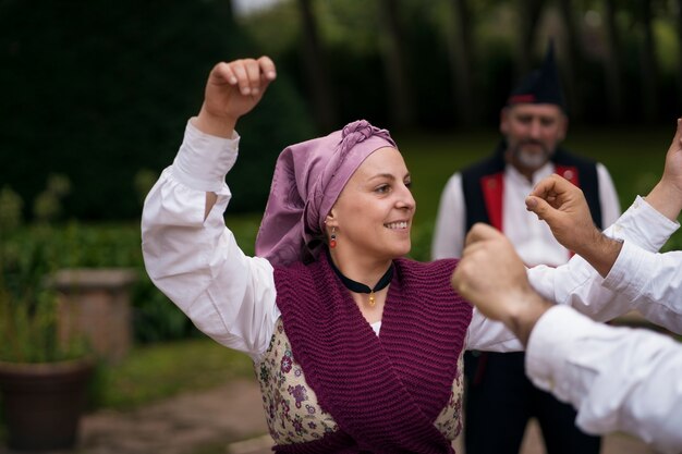 Bezpłatne zdjęcie widok z boku ludzie tańczą folk