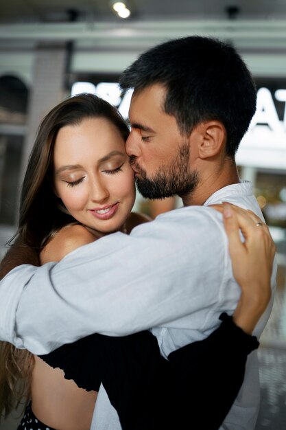 Widok z boku mężczyzna całujący kobietę w policzek
