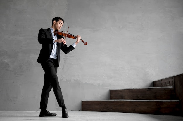 Widok z boku mężczyzna muzyk grający na skrzypcach