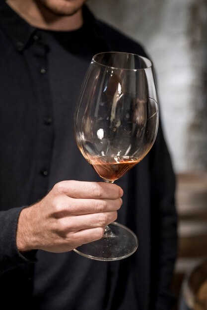 Widok z boku mężczyzna trzymający kieliszek do wina