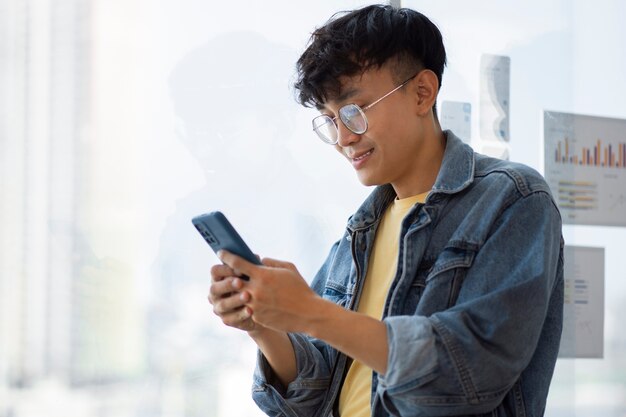 Widok z boku mężczyzna trzymający smartfon