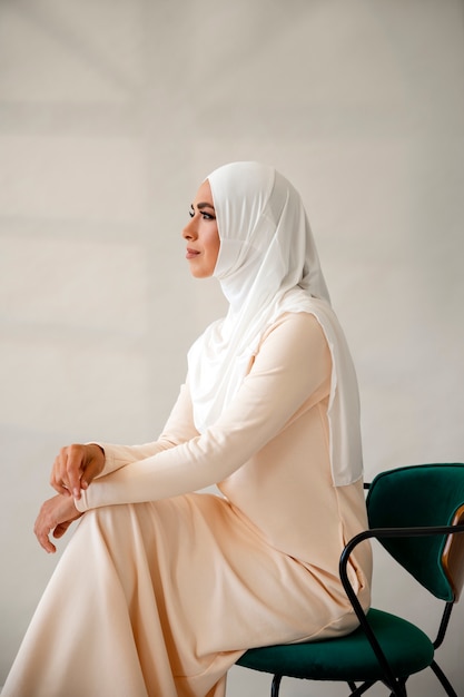 Widok z boku muzułmanka nosząca hidżab