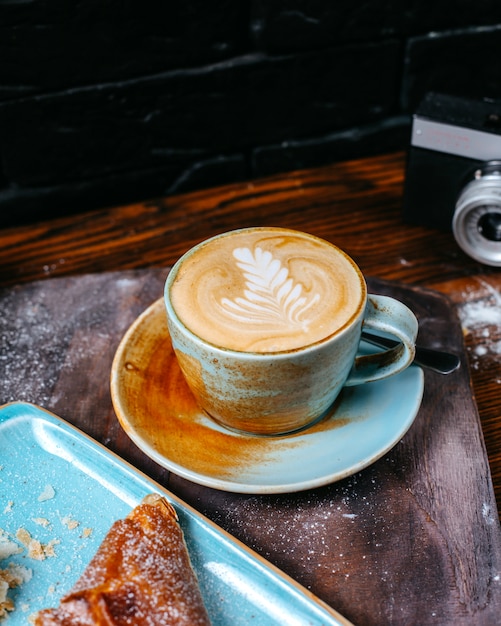 Bezpłatne zdjęcie widok z boku na filiżankę kawy latte