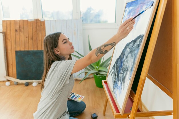 Widok z boku na malowanie kobiet i jej prace