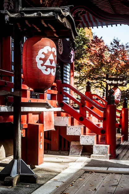 Widok z boku na tradycyjną drewnianą japońską świątynię
