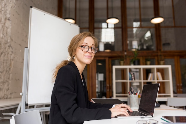 Widok Z Boku Nauczycielka Pracuje Na Laptopie