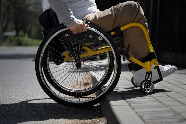 Widok z boku niepełnosprawny mężczyzna na wózku inwalidzkim