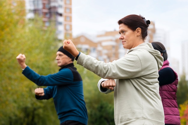 Widok Z Boku Osób ćwiczących Tai Chi Na świeżym Powietrzu