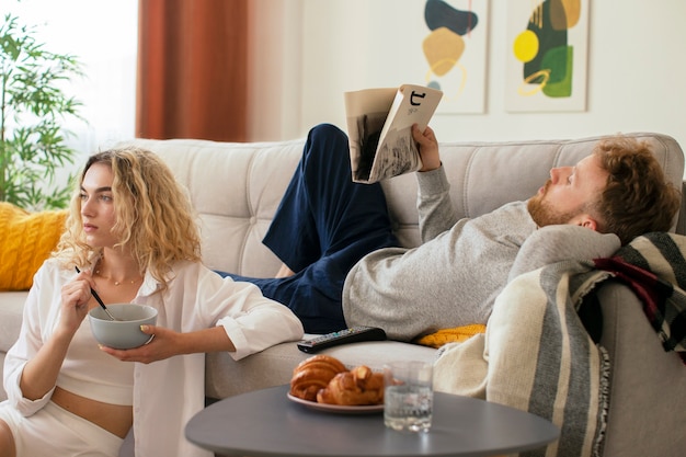 Bezpłatne zdjęcie widok z boku osób oglądających telewizję