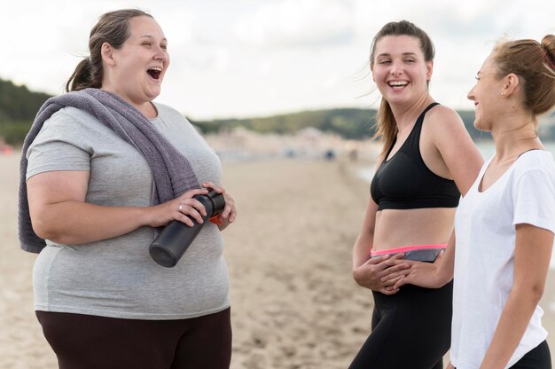 Widok z boku przyjaciół fitness rozmawiających