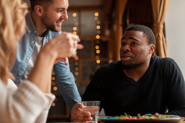 Widok Z Boku Przyjaciół W Restauracji