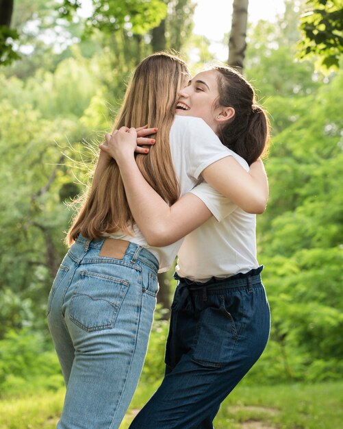 Widok z boku przytulanie najlepszych przyjaciół