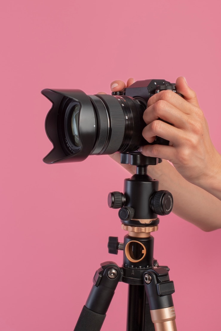 Bezpłatny plik Zdjęcie widok z boku ręce trzymające aparat fotograficzny