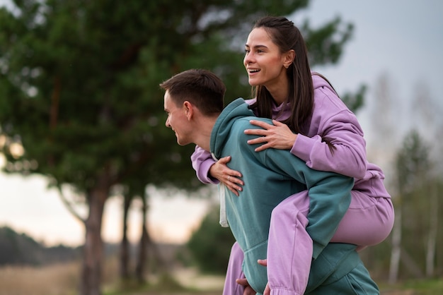 Widok z boku romantyczna para na zewnątrz