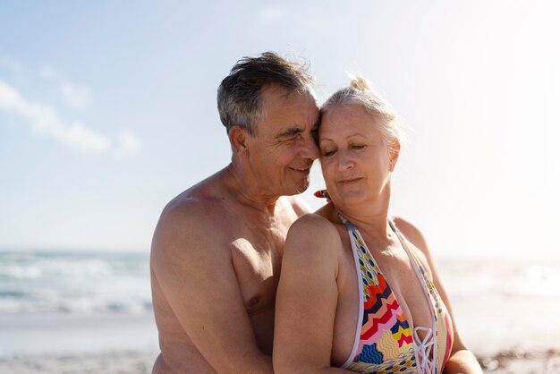 Widok Z Boku Romantycznych Starych Ludzi Na Plaży?