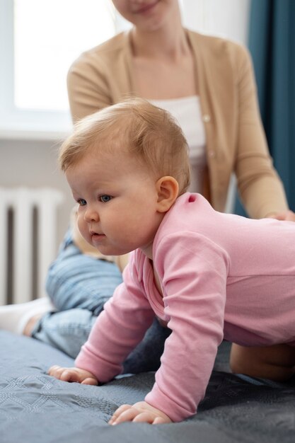 Widok z boku słodkie dziecko uczy się raczkować