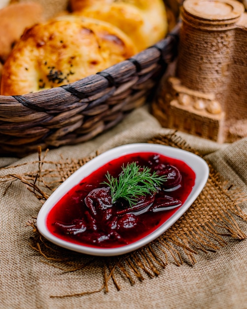 Widok Z Boku Sos Kwaśny Z Koperkiem I Chlebem Na Stole