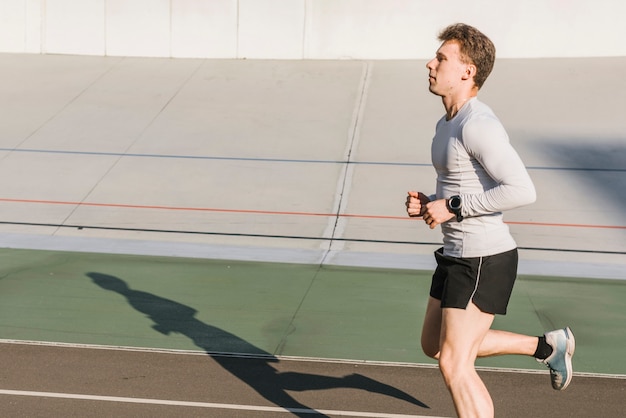 Bezpłatne zdjęcie widok z boku sportowy człowiek działa