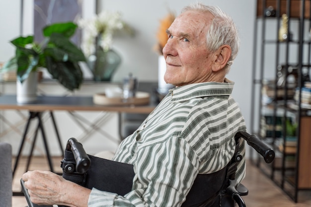 Widok z boku starszy mężczyzna na wózku inwalidzkim