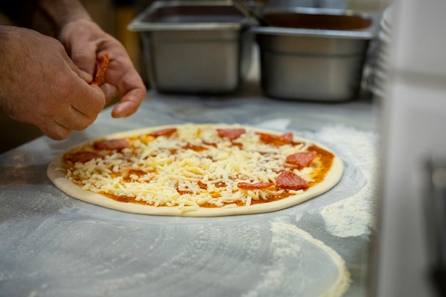 Widok z boku szef kuchni piecze pyszną pizzę