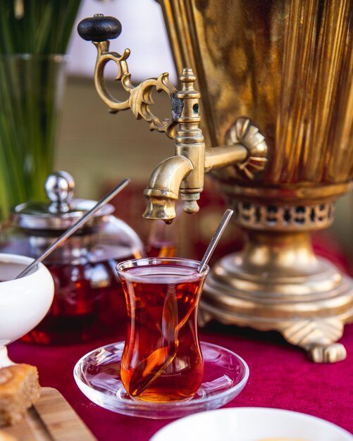 Widok z boku tradycyjnej herbaty samowar