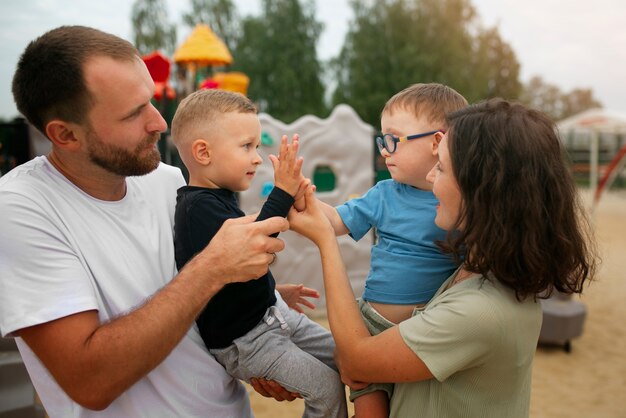 Bezpłatne zdjęcie widok z boku uśmiechniętych rodziców z dziećmi