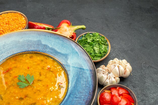 Widok z boku z bliska zupa z soczewicy apetyczny zupa z soczewicy papryka zioła czosnek pomidory