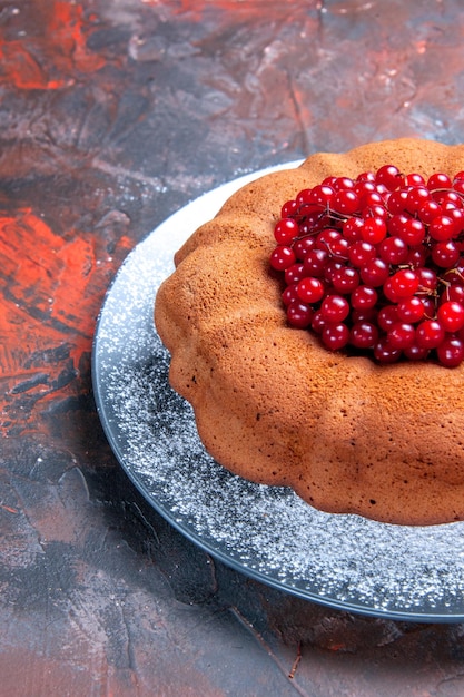 Bezpłatne zdjęcie widok z boku z daleka smaczne ciasto z jagodami na talerzu na czerwono-niebieskiej powierzchni