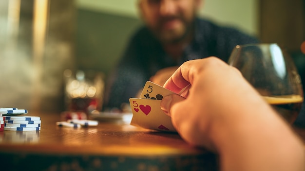 Widok z boku zdjęcie przyjaciół siedzących przy drewnianym stole.