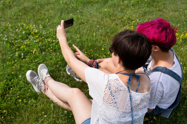 Bezpłatne zdjęcie widok z boku znajomych przy selfie