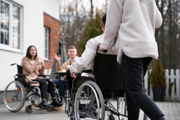 Widok z boku znajomych spotykających się na świeżym powietrzu