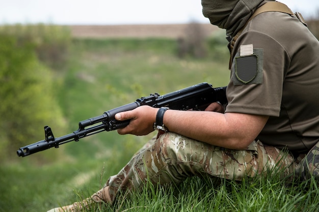 Widok z boku żołnierz wojny rosyjskiej na Ukrainie