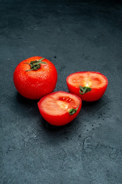 Widok z dołu czerwone pomidory przecięte na pół na czarnym stole do kopiowania