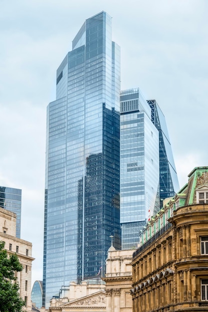 Bezpłatne zdjęcie widok z dołu na dzielnicę finansową london city z drapaczami chmur i starymi budynkami w wielkiej brytanii