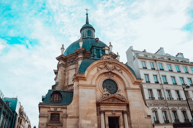 Widok z dołu na Temple du Marais i pochmurne niebo w Paryżu, Francja