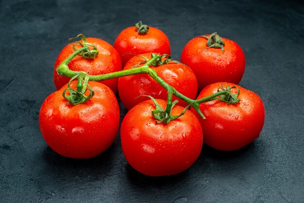 Widok z dołu świeże czerwone pomidory na ciemnym stole