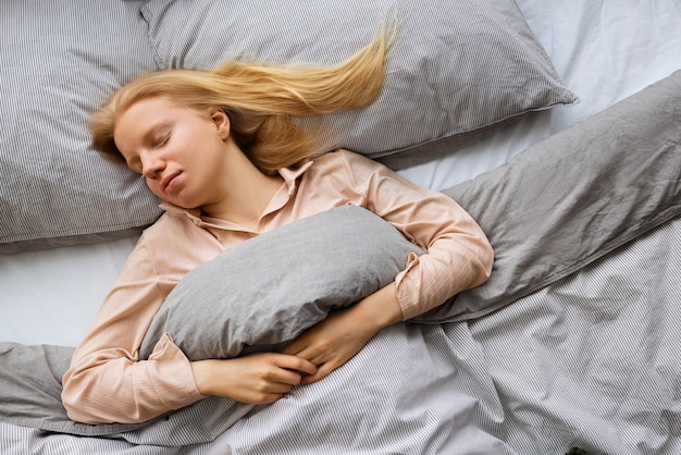 Bezpłatne zdjęcie widok z góry albinos kobieta leżąca w łóżku