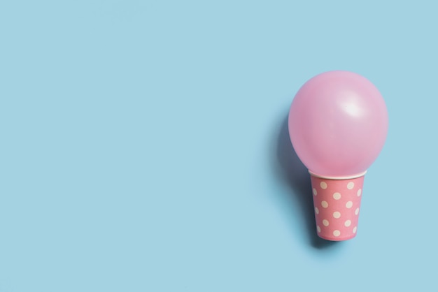 Widok z góry balon pastelowy kolor wewnątrz kubek papierowy