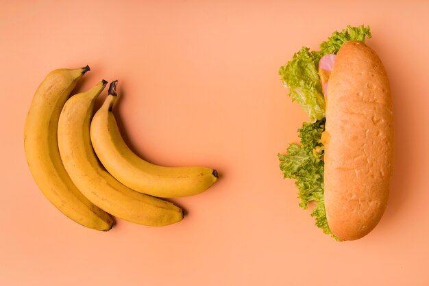 Bezpłatne zdjęcie widok z góry bananów i hot-dog