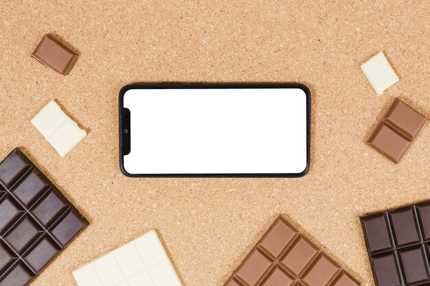 Widok z góry batony czekoladowe z smartphone