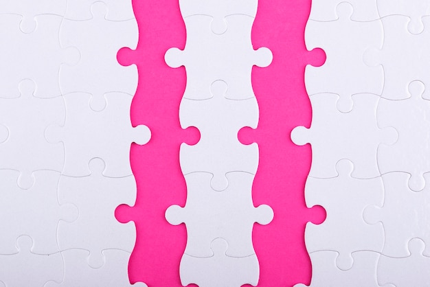 Bezpłatne zdjęcie widok z góry białe puzzle i różowe tło