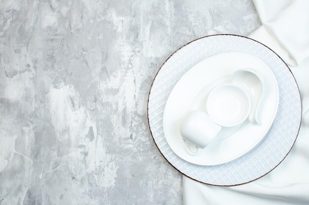 Bezpłatne zdjęcie widok z góry białe talerze na białej powierzchni kolor poziome jedzenie kuchnia posiłek kuchnia szkło