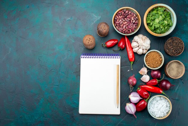 Bezpłatne zdjęcie widok z góry biały notatnik wraz z warzywami i przyprawami na ciemnym biurku jedzenie posiłek warzywny zdjęcie
