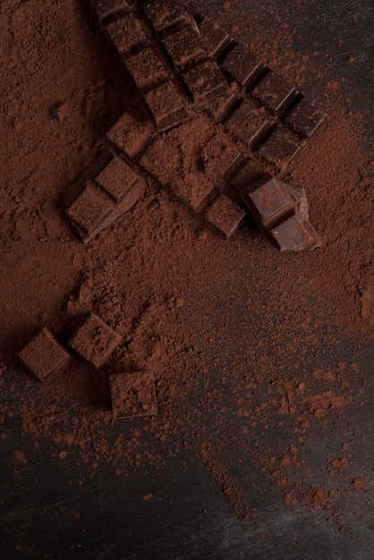 Bezpłatne zdjęcie widok z góry bloków z ciemnej czekolady rozbił się na kawałki